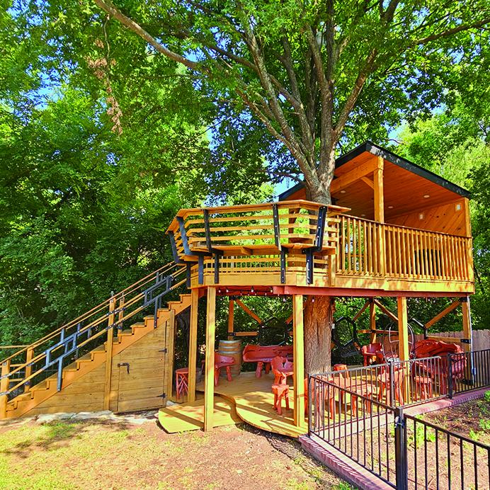 Custom elevated treehouse-style outdoor deck and covered porch – J Field Construction Texas